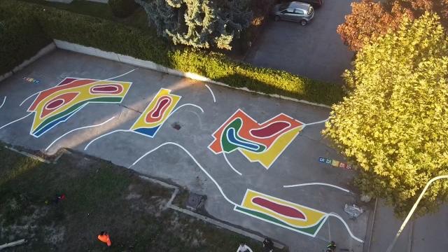 Réalisation collective suite à des ateliers ‘climartistiques’ menés par Sara McLaren: ondes thermiques, peinture sur béton, terrain Orzival