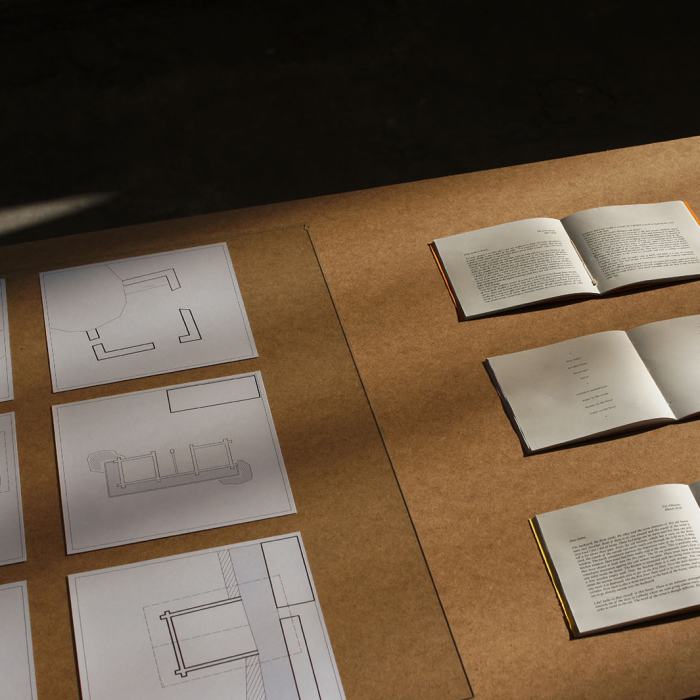 Alexandra Saranti (Master)
Architectural(s) prescription(s), dialogue performatif et installation, feuilles de papier et brochures de texte, 2020
Alexandra Saranti est basée à Loèche. Dans sa pratique, elle étudie les nouvelles façons d'observer l'architecture ainsi que son empreinte écologique et morphologique sur le paysage.