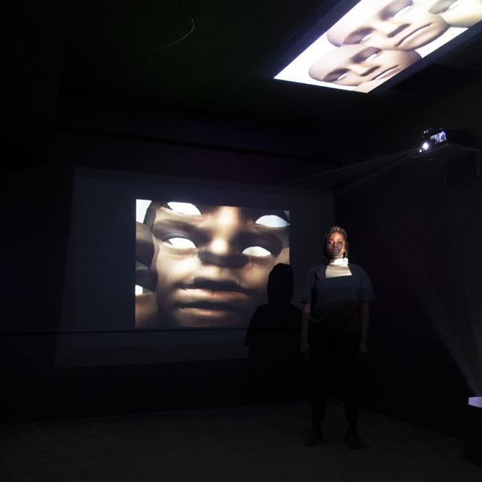 Dona Cetoute (Master)
POSSESS-ME?, Installation vidéo à 3 canaux avec son, boucle, 2020
Dona Cetoute est actuellement basée à Lausanne, en Suisse. Dans son travail, elle traite du vaudou et des phénomènes de possession.