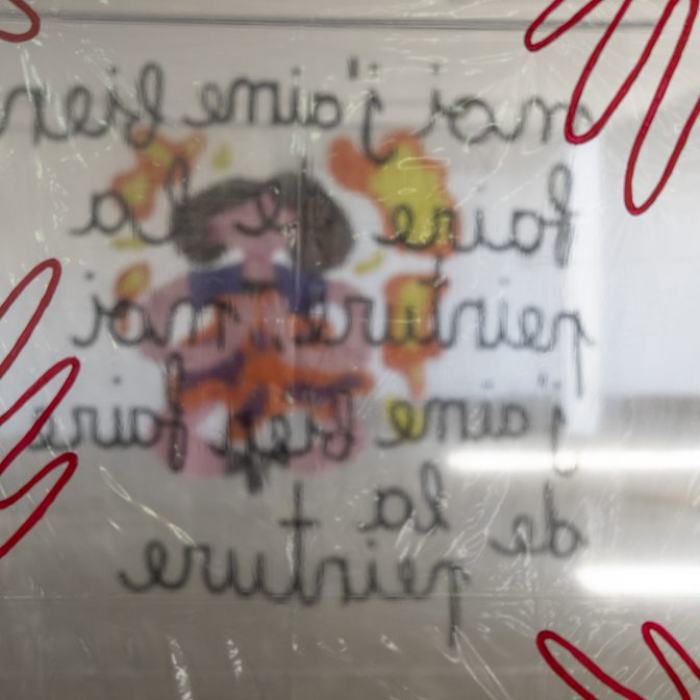 Emilie Gougain (Bachelor)
Sans titre, 2020, installation, acrylique sur 3 rideaux de douche, barres de métal, fil de pêche, tablier, 180 x 180 cm
Emilie Gougain est née en 1997 à Genève. Elle vit à Sierre.