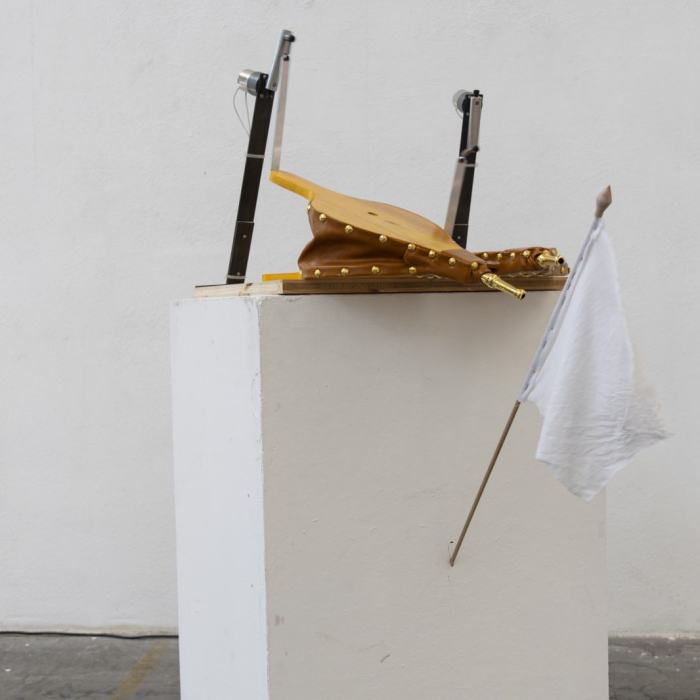 Samuel Georgy (Bachelor)
An Angel, 2020, installation, 2 moteurs, métal, bois, cuir, tissu, écran et briques, 230,5 x 58 x 115 cm
Samuel Georgy est né en 1994 au Caire (Egypte).