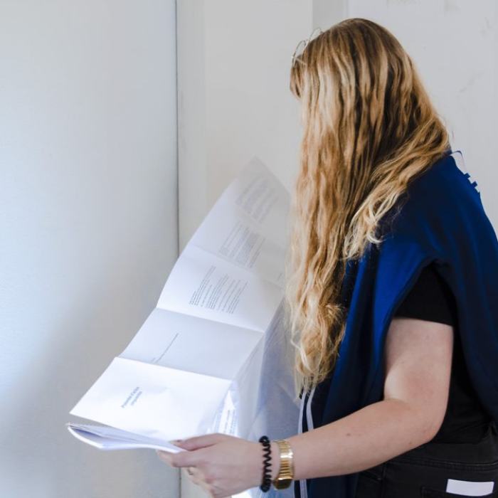 Sara Foppa (Bachelor)
Potentiel d’action (singularités), 2020, édition d’artiste sérigraphiée, env. 40 exemplaires, 75 x 60 cm (plié quatre fois verticalement et deux fois horizontalement)
Sara Foppa est née en 1998 à Lausanne.