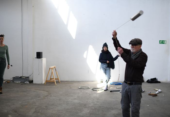 Workshop réalisé dans le cadre du projet Whirled Music avec l’artiste invité Max Eastley. Photo : Yossof Baddri / EDHEA