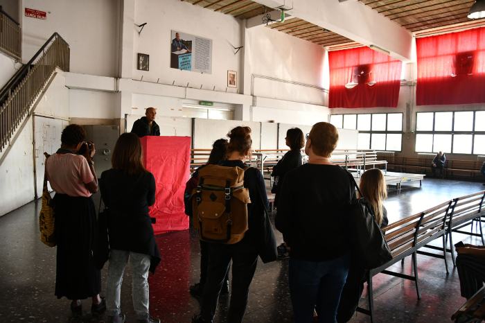 Visite avec les étudiantes du quartier général des docks de Genova, en compagnie de travailleurs (docker)
© Jérôme Leuba / EDHEA