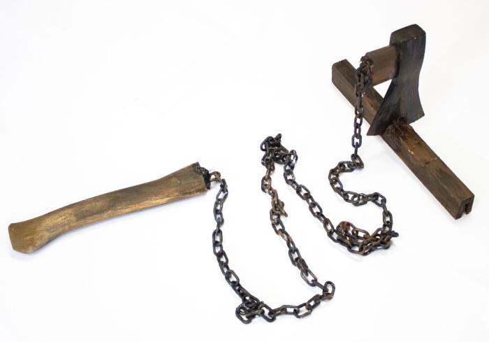 Romane Fauchère, Objet détourné, 2024
Hache, chaîne, peinture acrylique